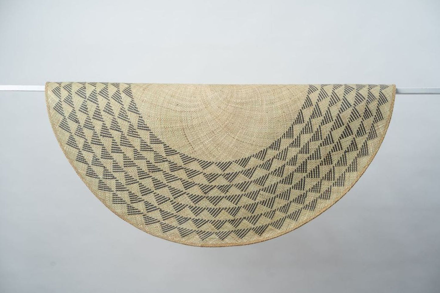 Black Triangle Mat | 4' Round | Natural Base