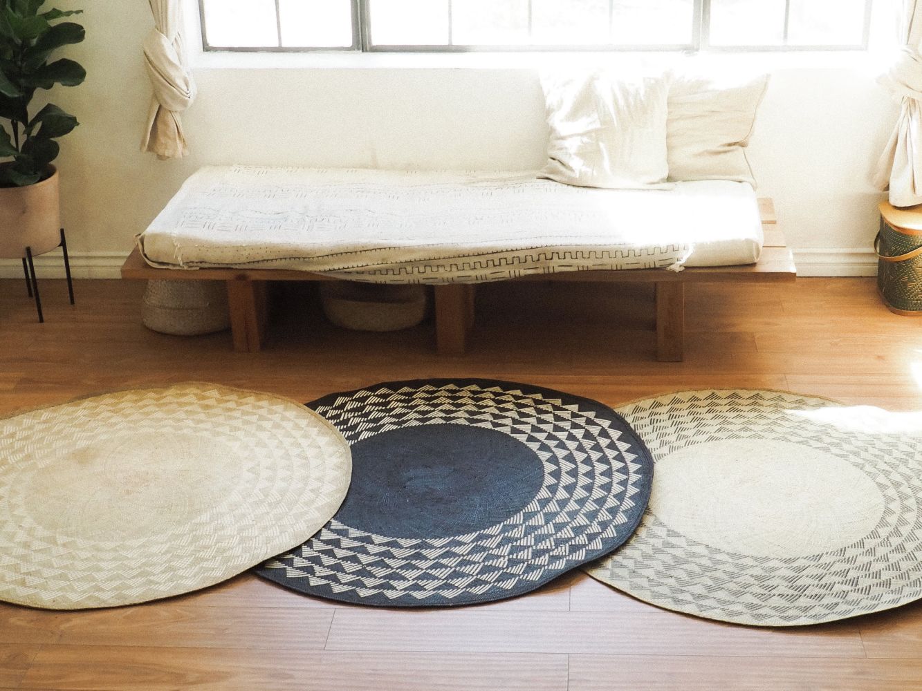 Black Triangle Mat | 4' Round | Natural Base