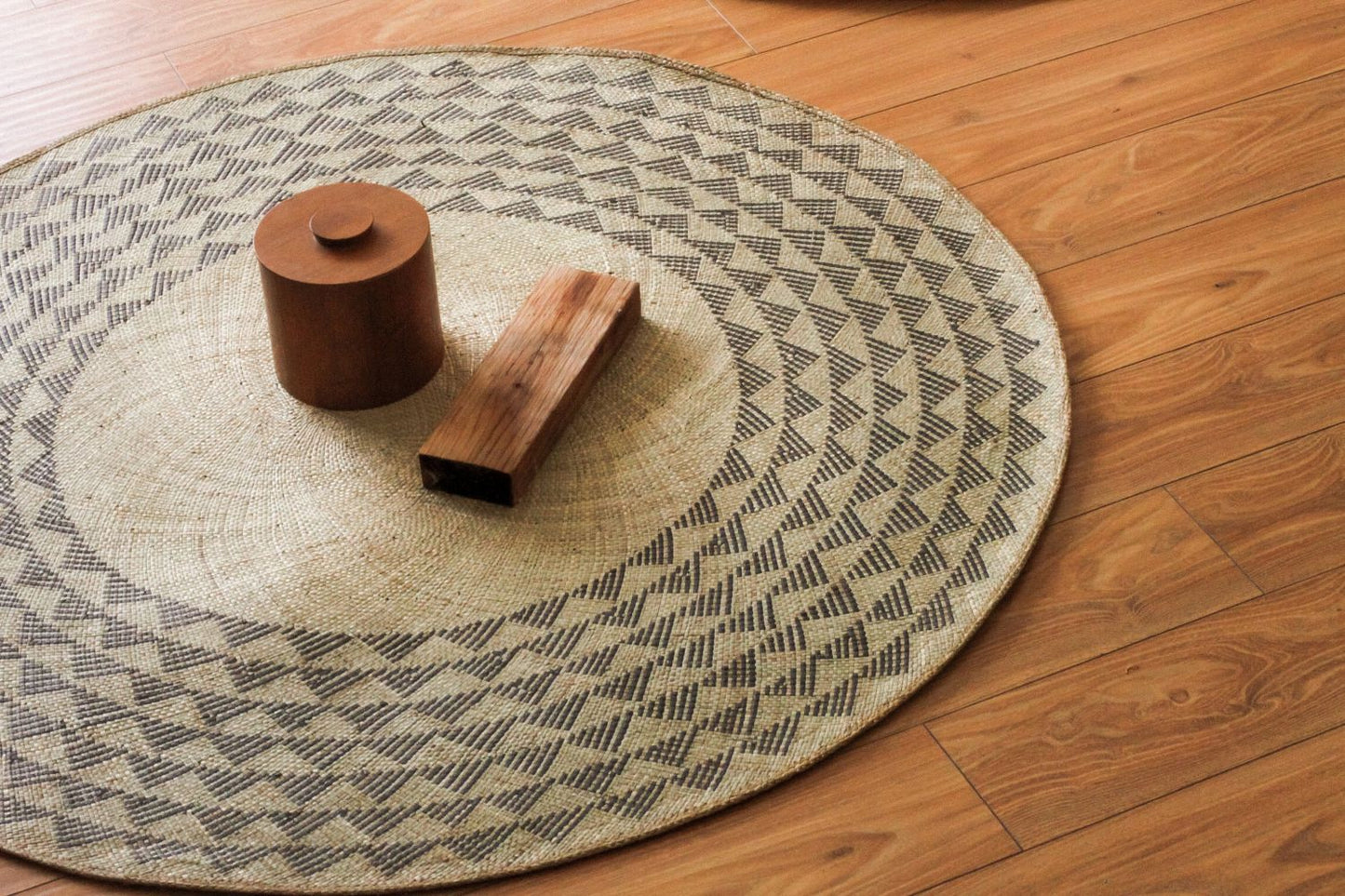 Black Triangle Mat | 4' Round | Natural Base